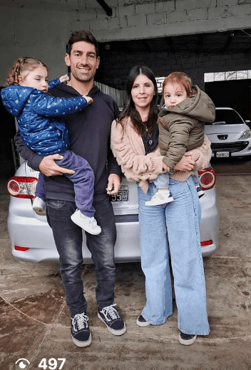 Familia feliz con su nuevo auto en Balestra Automotores